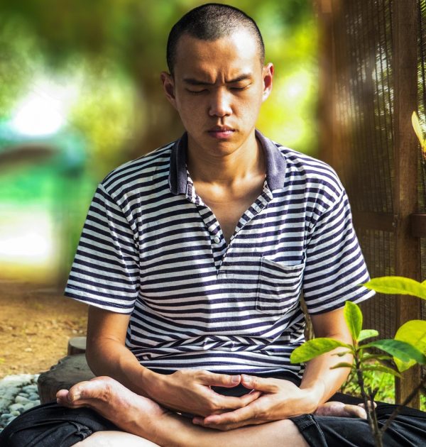 橙色便签贴满白板，上面写着手机号段、IP 区段与城市对应关系，是归属地查询整理现场的写照